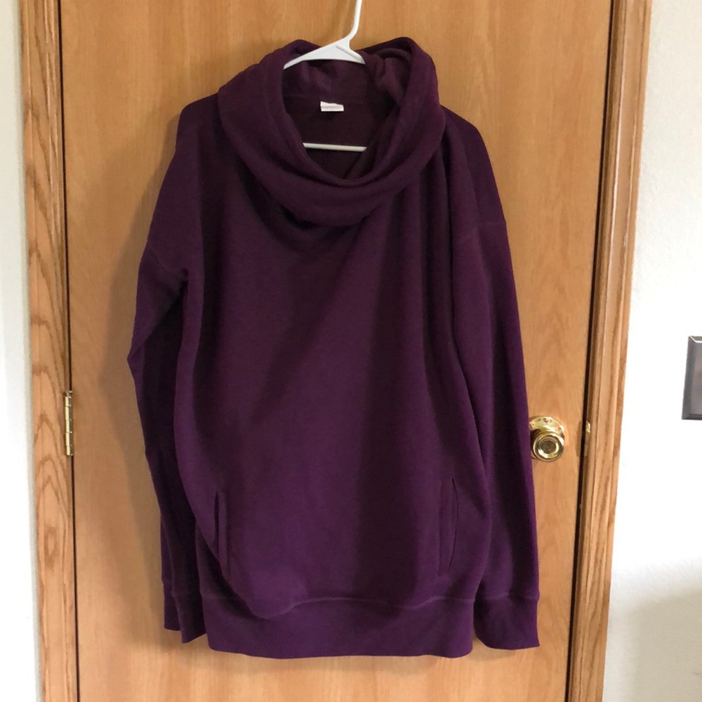 Sweatshirt / Hoody in rich plum color.